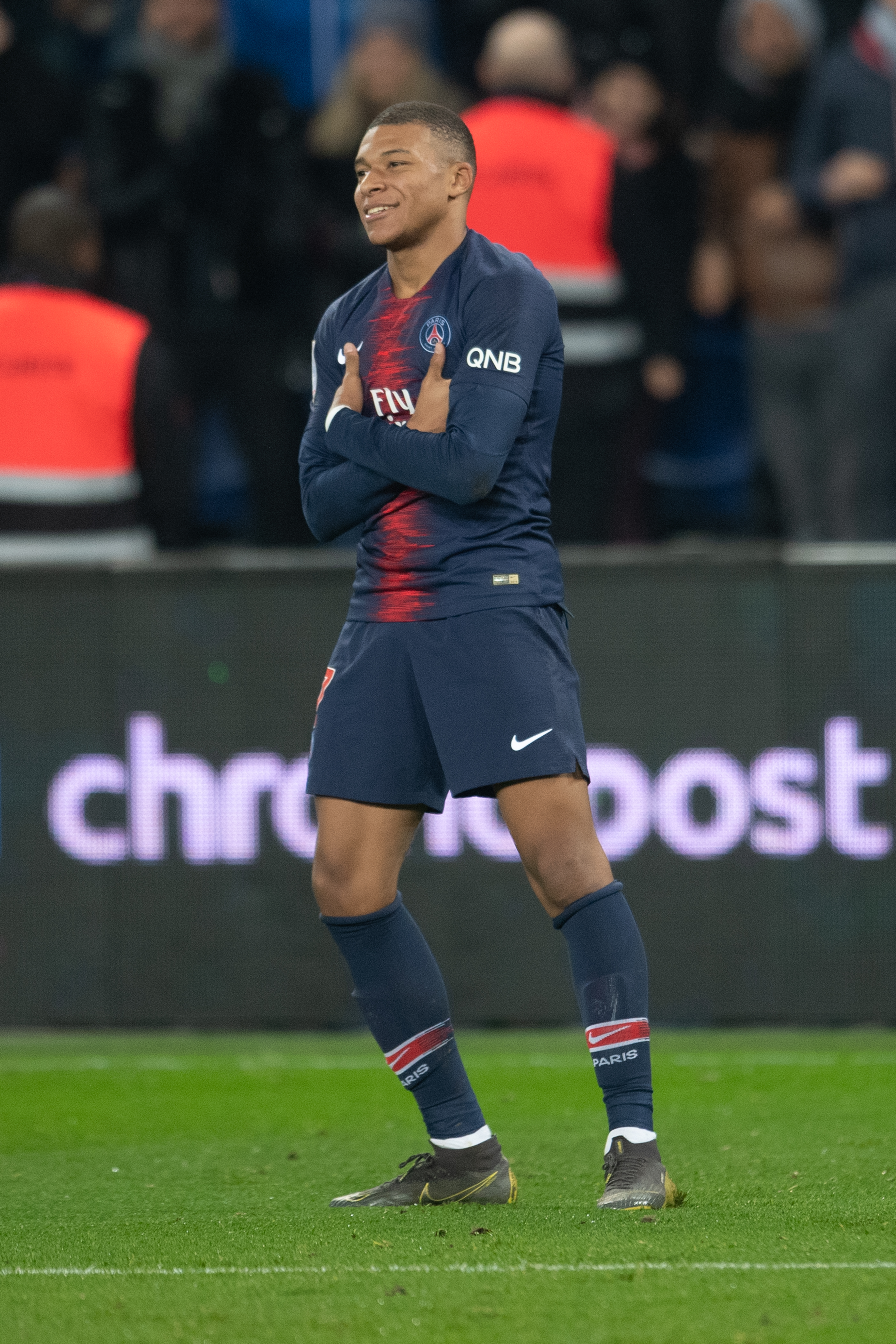 庆祝波兰独立日，莱万将纽约帝国大厦点亮为白红色