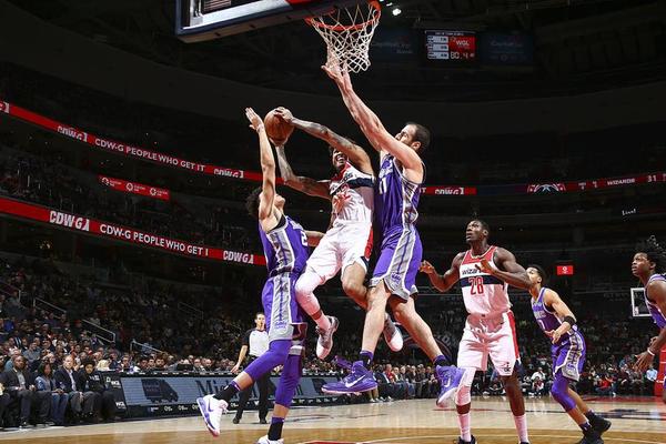 哈登生涯3次单场10+三分，与拉文和JR并列历史第四位