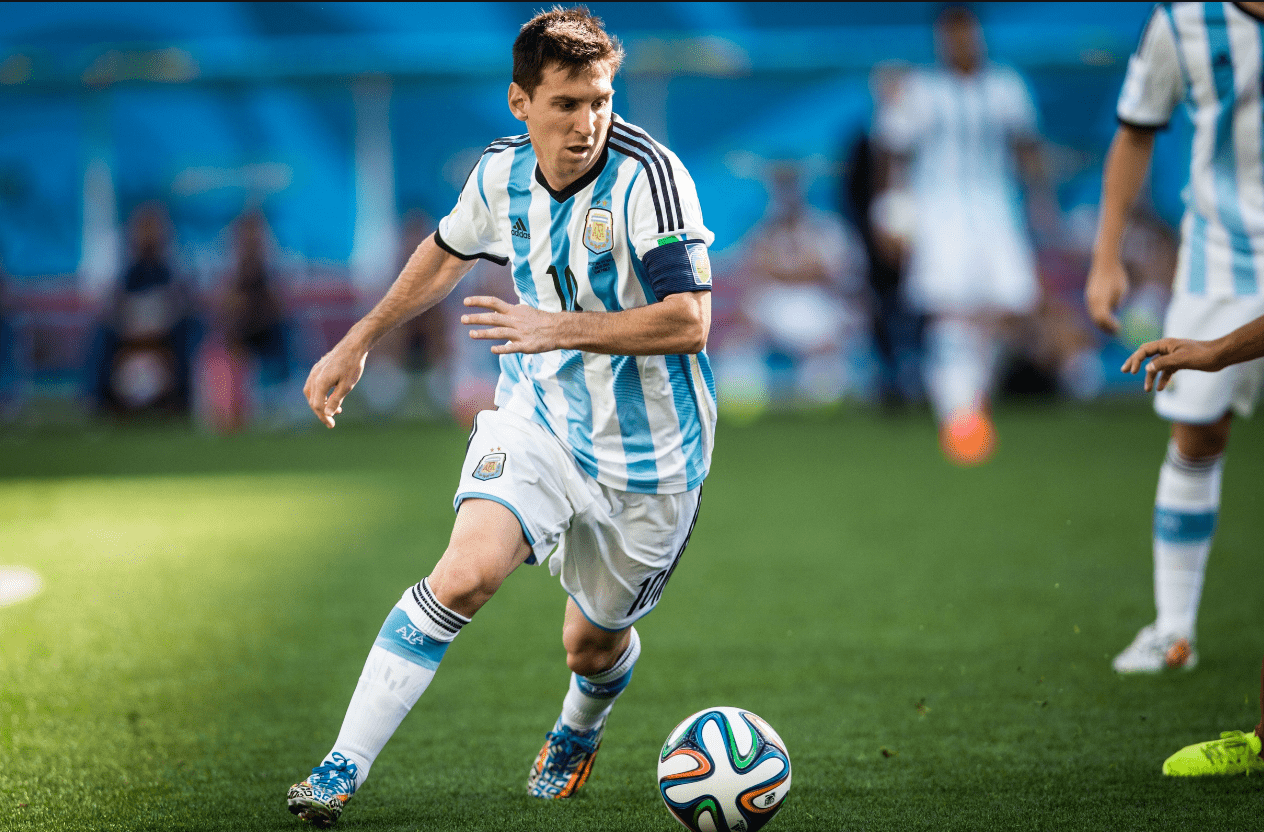 普拉蒂尼等尤文传奇与一线队见面，并参观海瑟尔惨案纪念碑