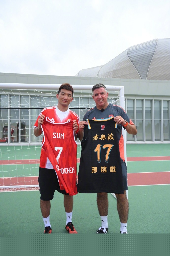 后卫关键拦截，守住关键领先