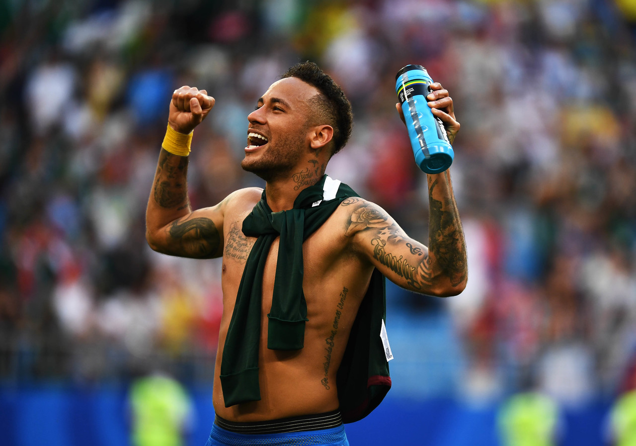 梅西一年造进球74个！三大MVP！快踢满全场还能边线一过四！